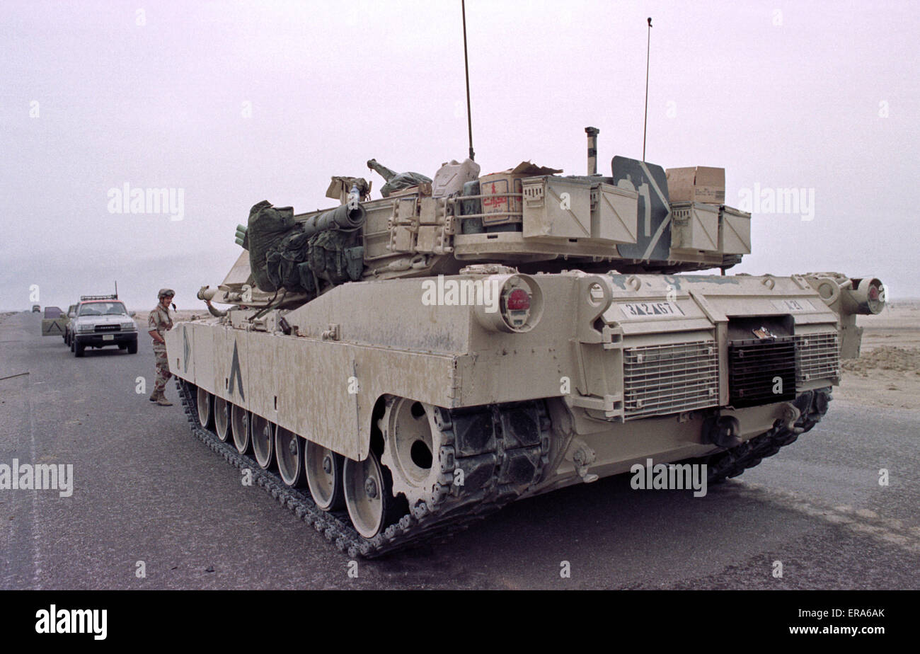 23 mars 1991, une armée américaine M1A1 Abrams char sur l'autoroute dans le nord du Koweït. Banque D'Images