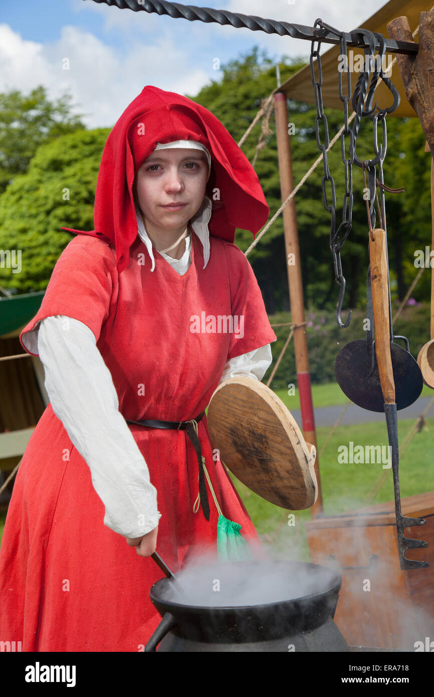 Cocotte de ragoût sur un feu de camp à Golbey, Lancashire, Angleterre, le 30 mai, 2015. Samantha seule, (MR) de sexe féminin, un cuisinier reenactor historique à la guerre des Deux-Roses re-enactment par Sir John Savile's ménage et groupe du 15e siècle. Hoghton Tower Preston transformée avec living history affiche de la vie quotidienne de l'époque d'Elizabeth Woodville (la Reine Blanche) et Richard III, connu sous le nom de cousins, la guerre ou la guerre des roses a été la lutte dynastique entre les ménages de royal york et Lancaster qui revendiquent tous deux leur droit à l'état de leurs liens avec l'usurpa Édouard III. Banque D'Images