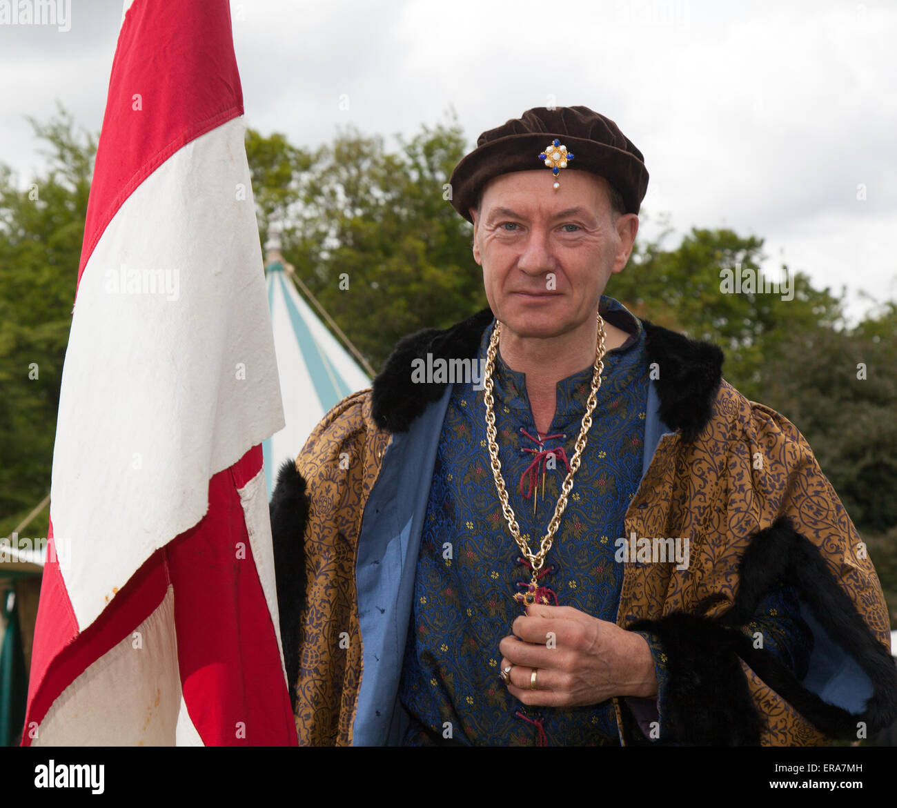 Hoghton, Lancashire, Angleterre, le 30 mai, 2015. Mark Harrison, de Ashton-under-Lyne à la guerre des Deux-Roses re-enactment par Sir John Saviles ménage et groupe du 15e siècle. Hoghton Tower Preston transformée avec living history affiche d'artisans, de soldats et de la vie quotidienne de l'époque d'Elizabeth Woodville (la Reine Blanche) et Richard III, connu sous le nom de cousins, la guerre ou la guerre des roses a été la lutte dynastique entre les ménages de royal york et Lancaster qui revendiquent tous deux leur droit à l'état de leurs liens avec l'usurpa Édouard III. Banque D'Images Hoghton, Lancashire, Angleterre, le 30 mai, 2015. Mark Harrison, de Ashton-under-Lyne à la guerre des Deux-Roses re-enactment par Sir John Saviles ménage et groupe du 15e siècle. Hoghton Tower Preston transformée avec living history affiche d'artisans, de soldats et de la vie quotidienne de l'époque d'Elizabeth Woodville (la Reine Blanche) et Richard III, connu sous le nom de cousins, la guerre ou la guerre des roses a été la lutte dynastique entre les ménages de royal york et Lancaster qui revendiquent tous deux leur droit à l'état de leurs liens avec l'usurpa Édouard III. Banque D'Images