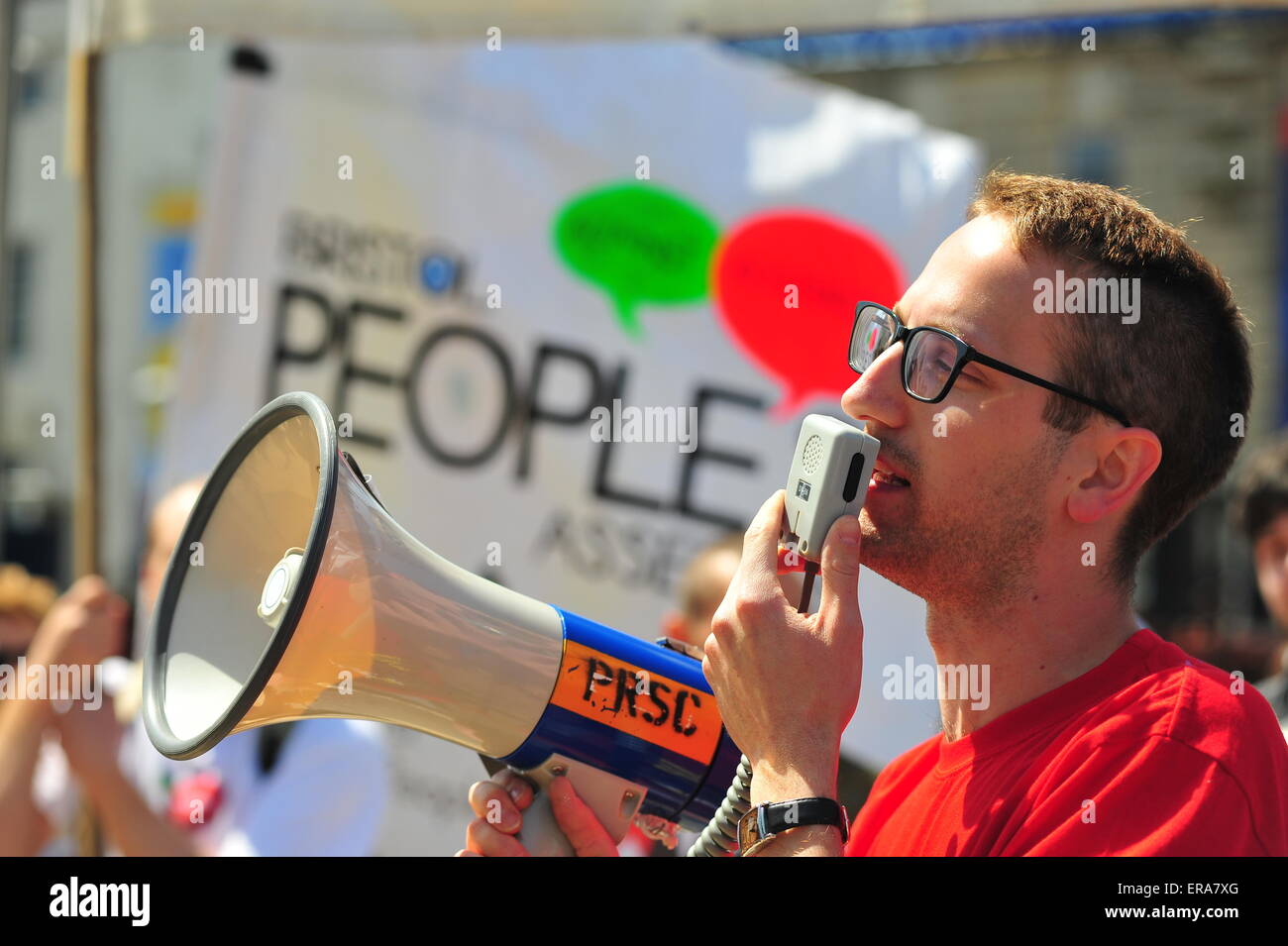 Bristol, Royaume-Uni. 30 juin 2015 Des centaines de Bristol de protestation contre l'austérité après le gouvernement conservateur nouvellement élu a annoncé des plans pour d'autres les coupes sociales dans le récent discours de la reine. Plus tôt en mai plus d'un millier de manifestants ont défilé dans Bristol pour manifester contre le gouvernement conservateur prévoit €12milliards de réductions de bien-être. Credit : Jonny White/Alamy Live News Banque D'Images