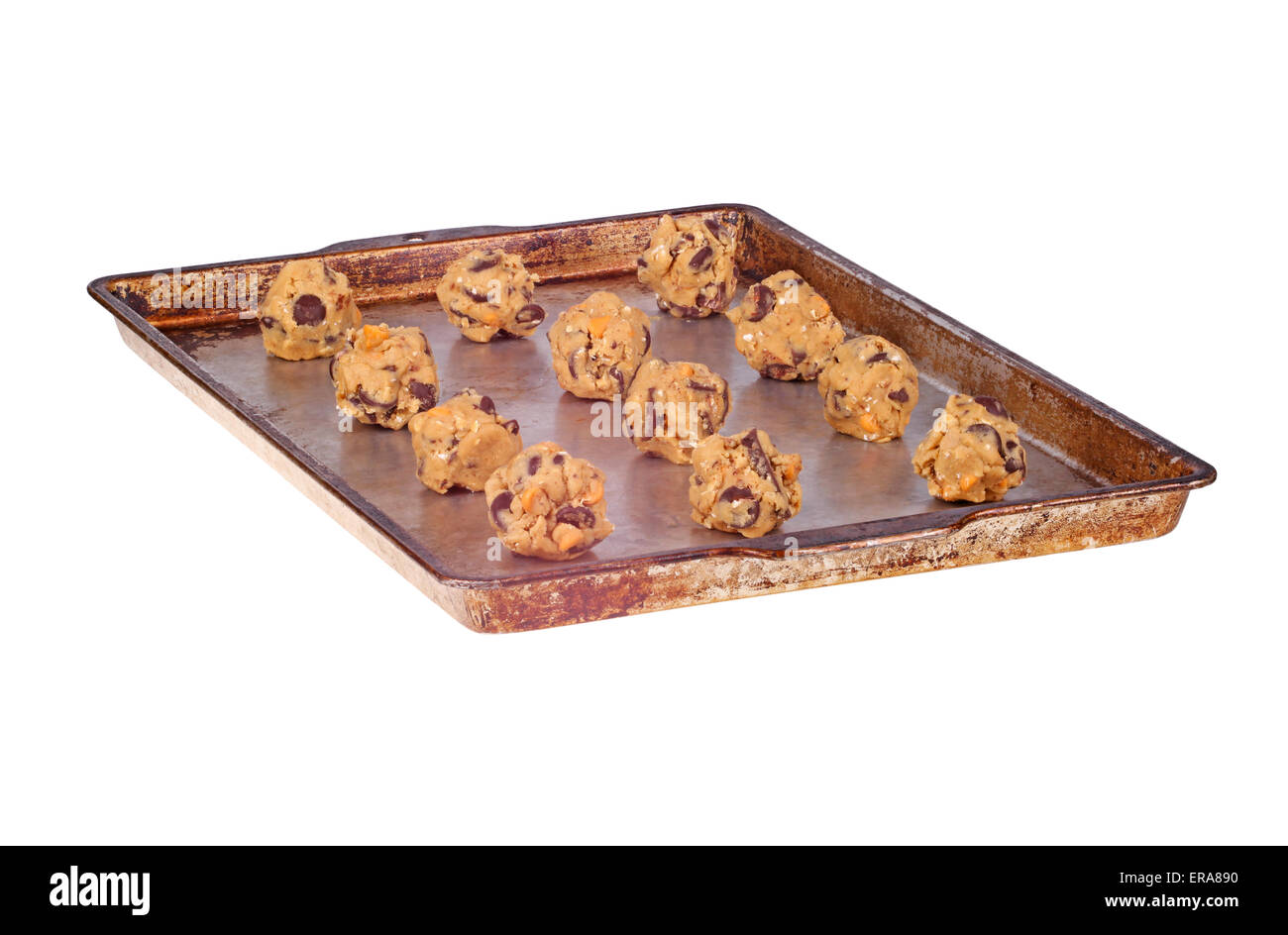 Boules de chocolat fait maison et de caramel et puce biscuits pâte sur une casserole prête à être cuite isolated on white Banque D'Images