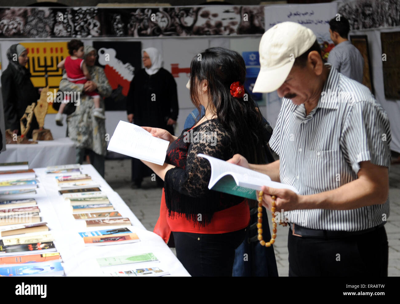 (150530) -- DAMAS, 30 mai 2015 (Xinhua) -- syriens assister à une foire d'art à propos des mouvements de résistance qui s'est tenue à l'ad Pacha Khan en tant que lieu d'exposition à Damas, Syrie, 30 mai 2015. (Xinhua/Ammar) Banque D'Images