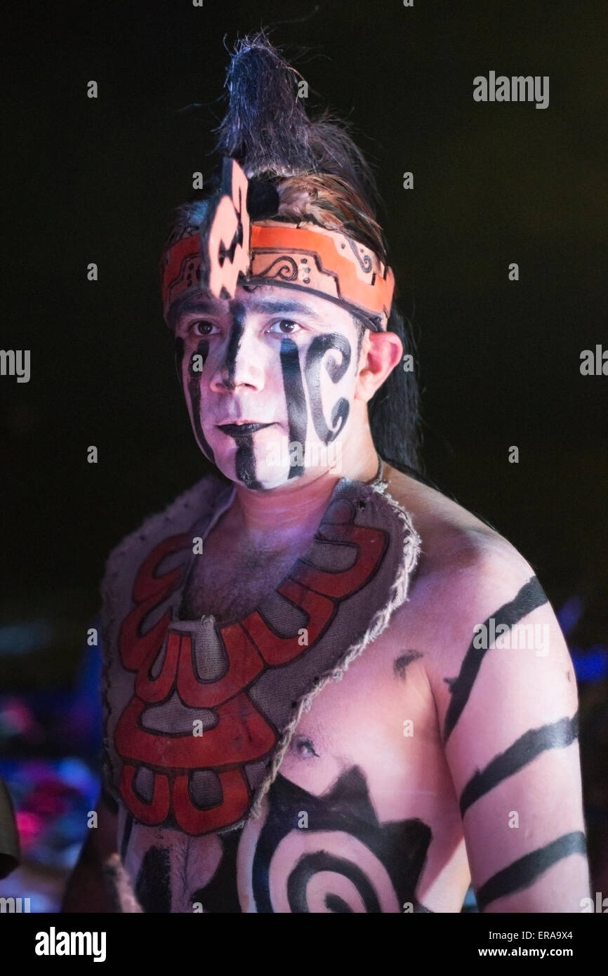 Danseur mexicain portant la peinture du visage et du corps dans la Riviera Maya, péninsule du Yucatan Banque D'Images