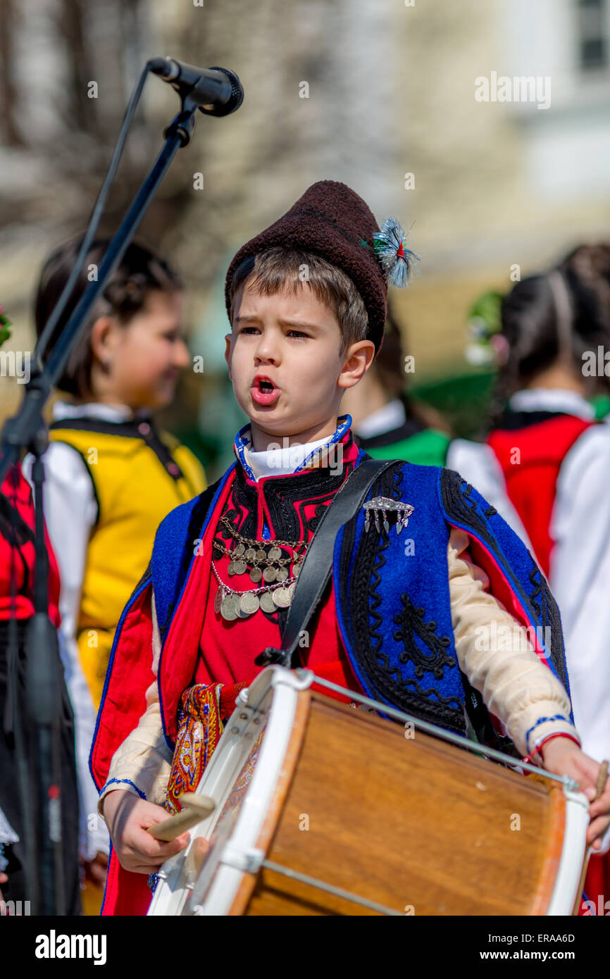 Les jeunes participant au folklore bulgare à jouer de la batterie et le chant lors de la traditionnelle 'festival du folklore 1000 costume national' Banque D'Images