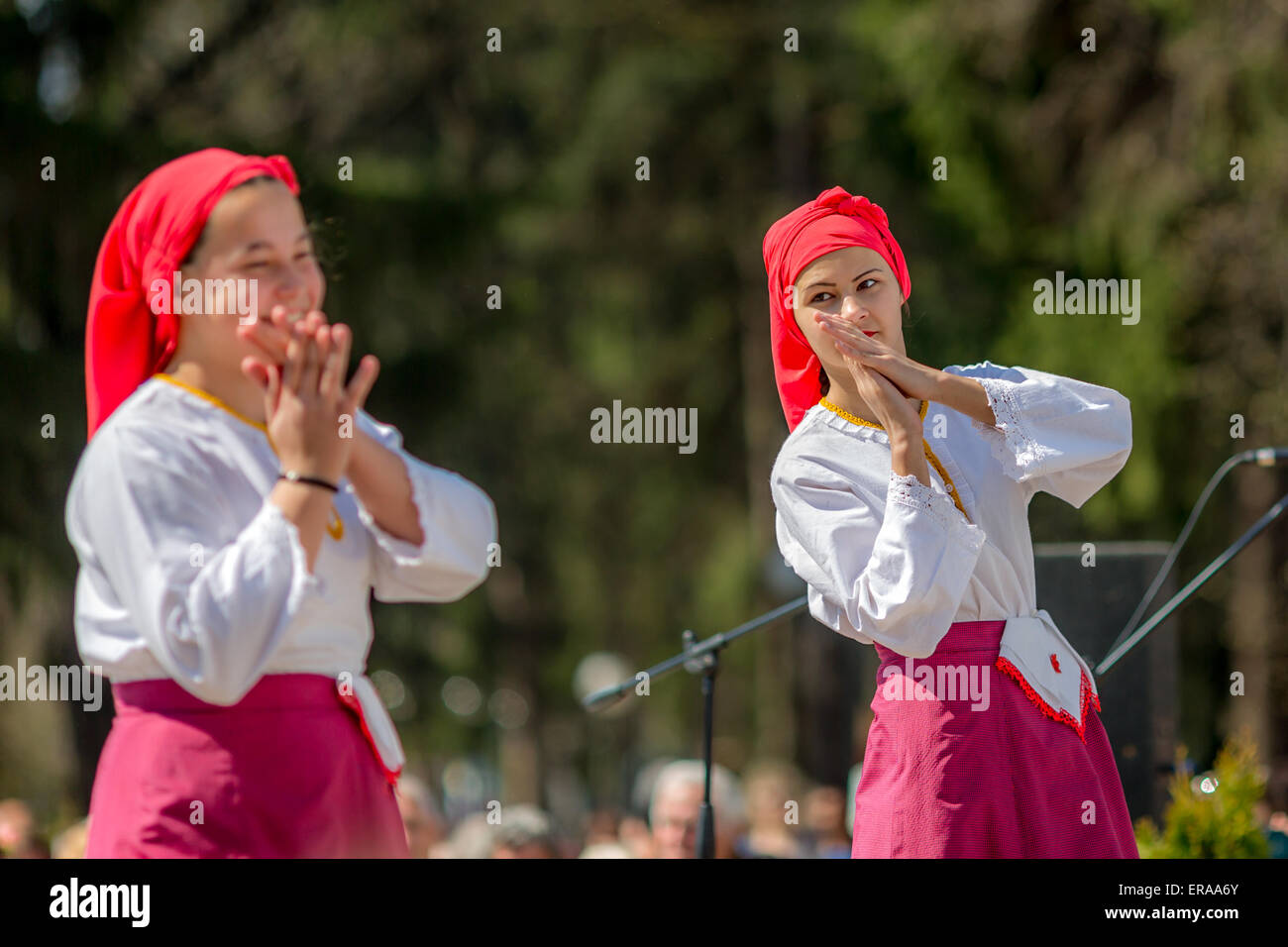 Deux femmes le folklore bulgare danseurs pendant le festival de folklore traditionnel '1000' le costume national Banque D'Images