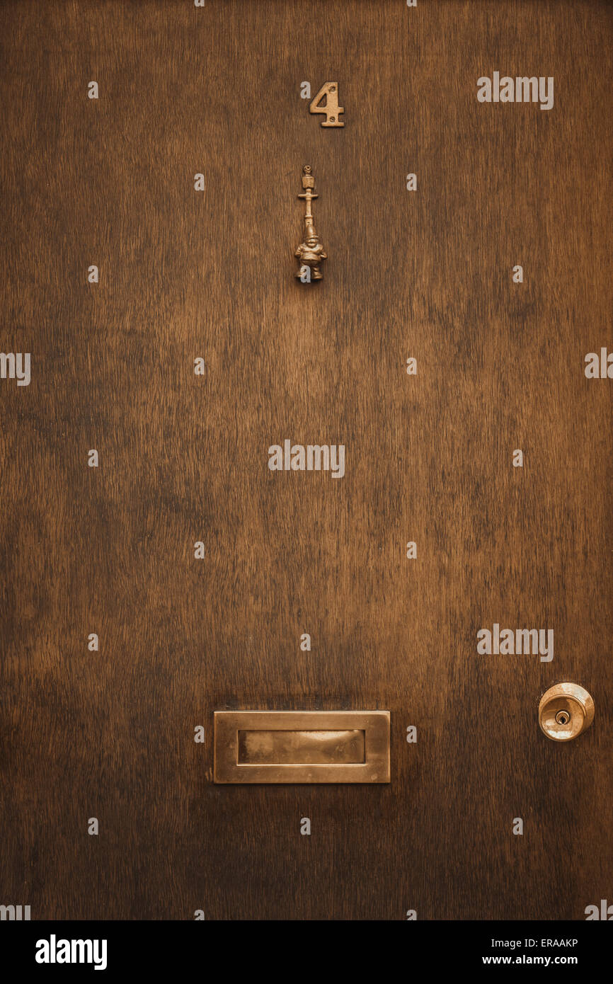 Porte en bois numéro 4 quatre, nain et heurtoir Détails Boîte aux lettres  Photo Stock - Alamy