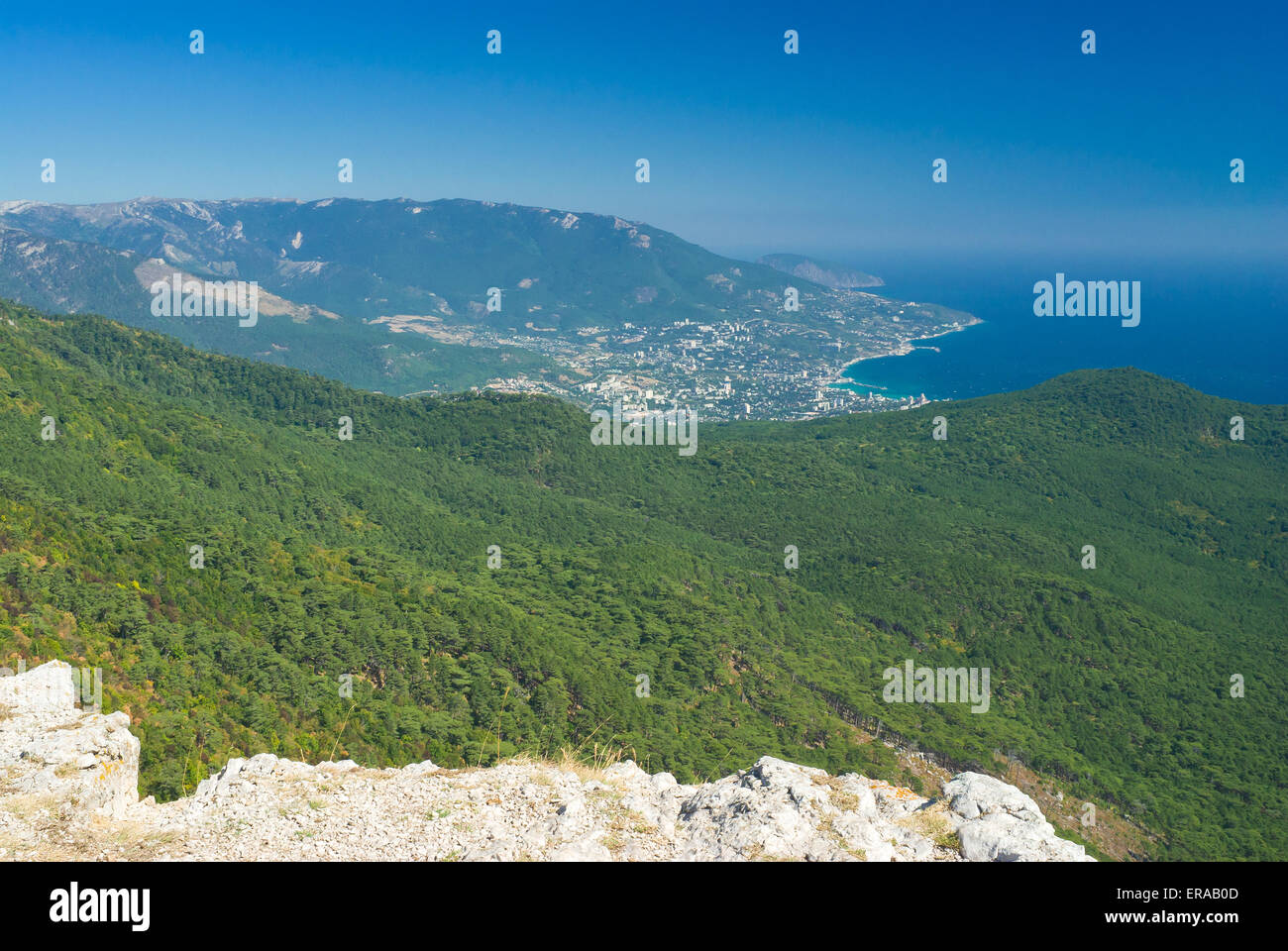 Vue sur la ville de Yalta de la montagne Ai-Petri en Crimée, Ukraine. Banque D'Images
