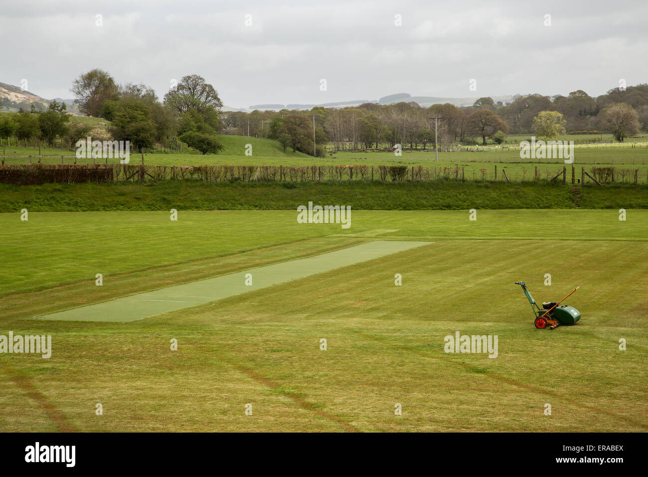 Threlkeld Cricket Club wicket avec tondeuse Banque D'Images