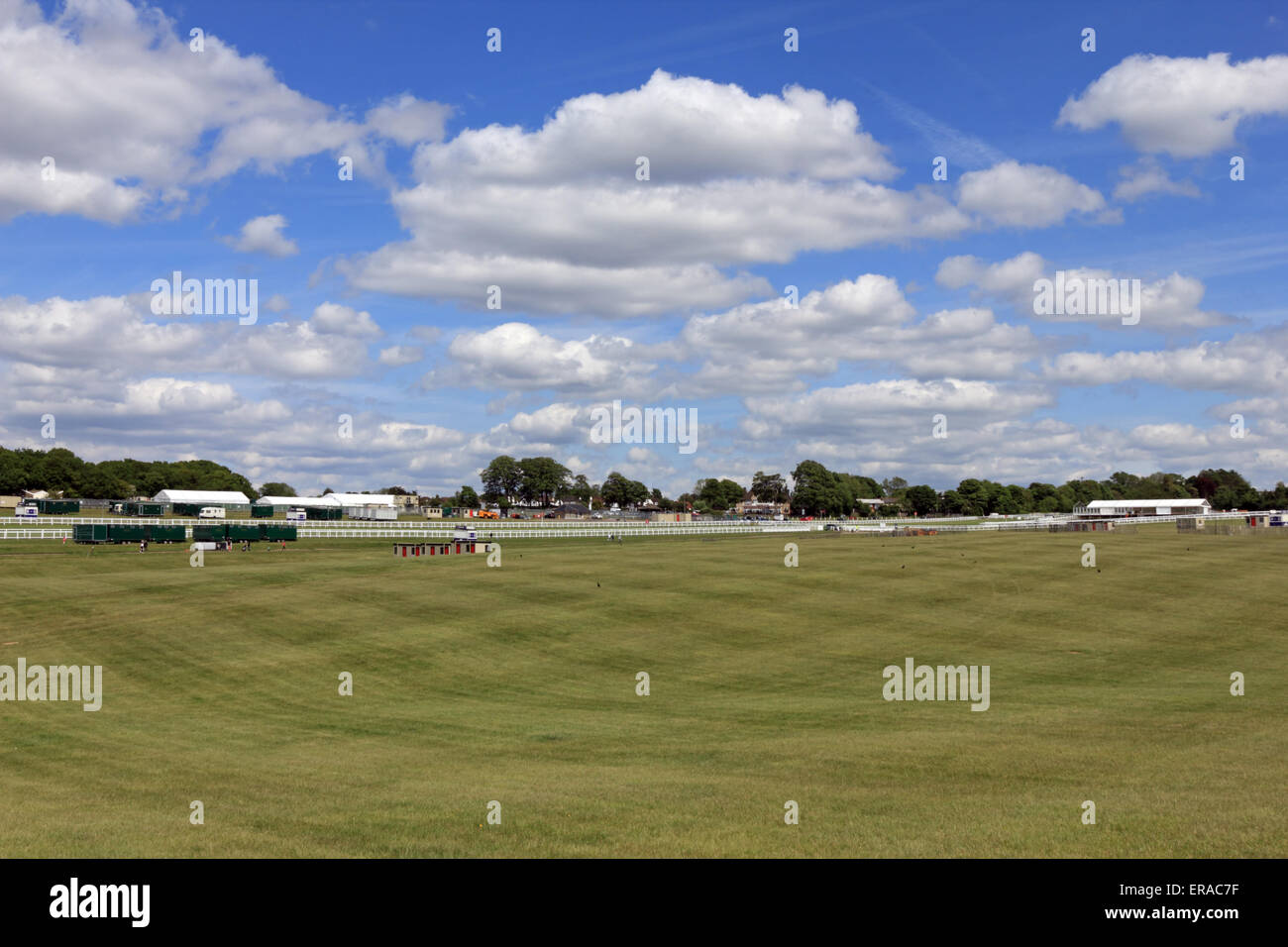 Epsom Downs, Surrey, Angleterre. 30 mai 2015. Cette fois la semaine prochaine les Downs sera rempli avec la race des spas à regarder la course du Derby. Les préparatifs vont bon train pour la course d'Epsom à samedi prochain le 6 juin, à la nouvelle heure de 16h30. C'est la course de chevaux, les plus riches et les plus prestigieux du pays de cinq classiques et a été la première exécution en 1780. Il est régulièrement fréquenté par la reine et les autres membres de la famille royale. Credit : Julia Gavin UK/Alamy Live News Banque D'Images