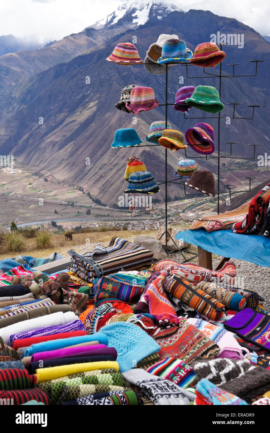 Vêtements tissés et textiles pour vendre à un panorama, vallée de l'Urubamba, au Pérou Banque D'Images