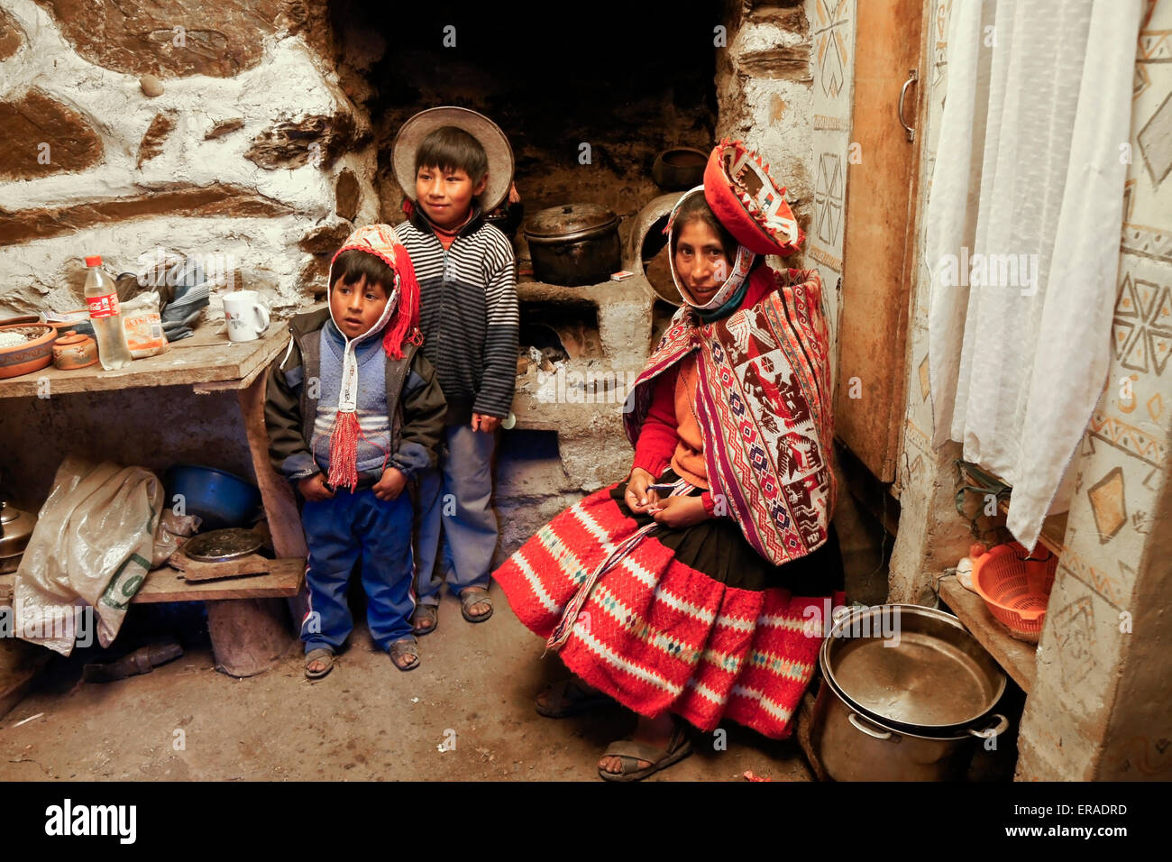 Les Indiens Quechua femme et enfants dans la maison, Patacancha, Pérou Banque D'Images