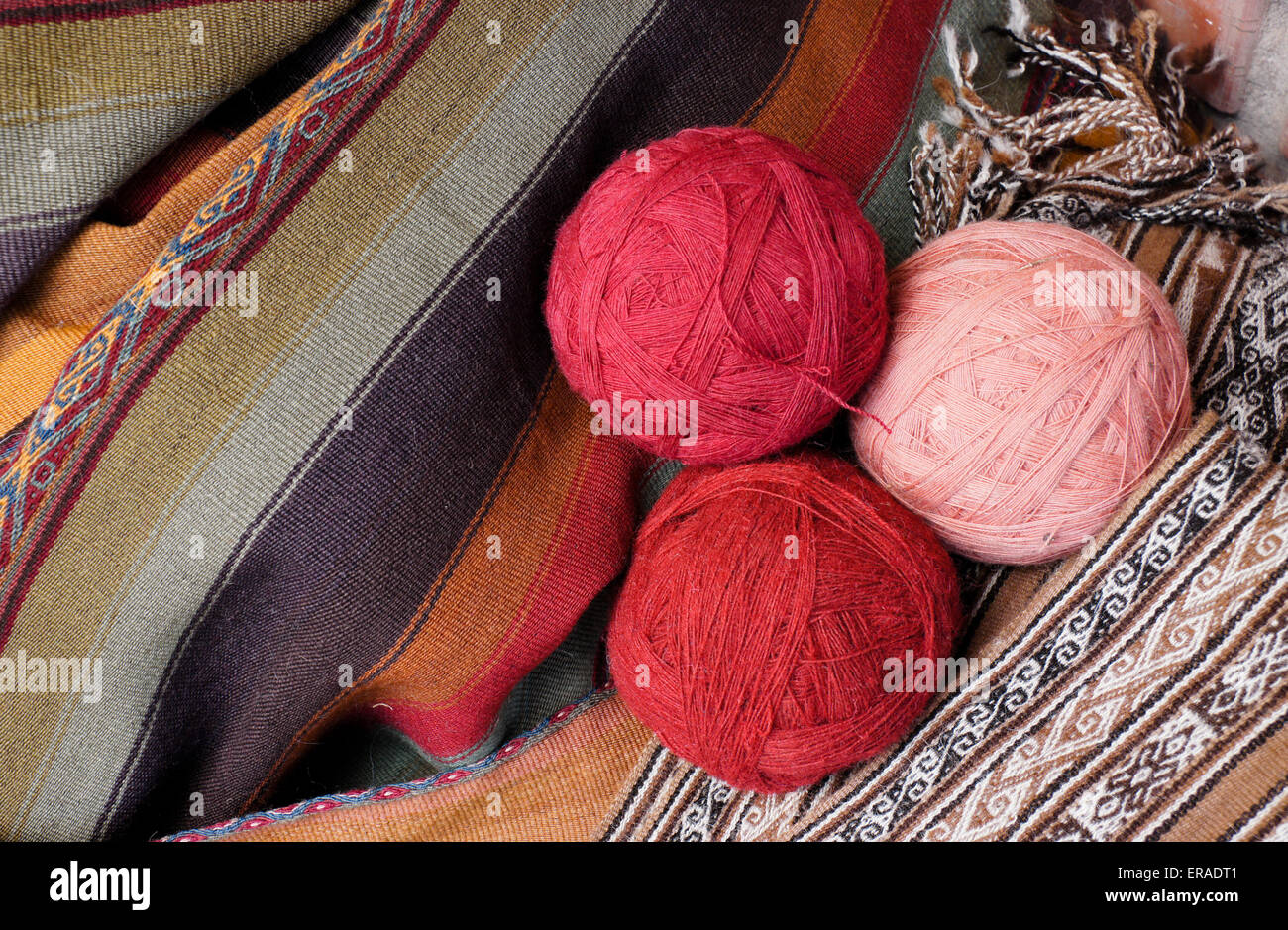 Fil de laine et de textiles tissés péruvienne, Chinchero, Pérou Banque D'Images