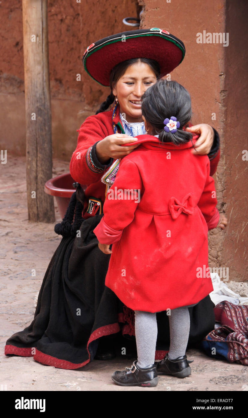 Mère et fille Indienne Quechua, Chinchero, Pérou Banque D'Images