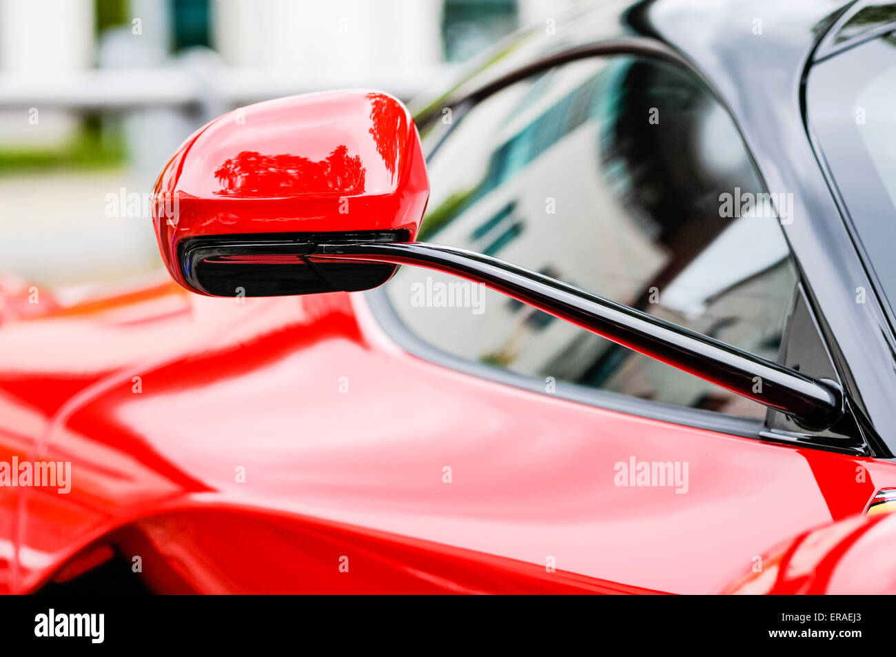 Rétroviseur une Ferrari LaFerrari (F150) supercar hybride Photo Stock -  Alamy