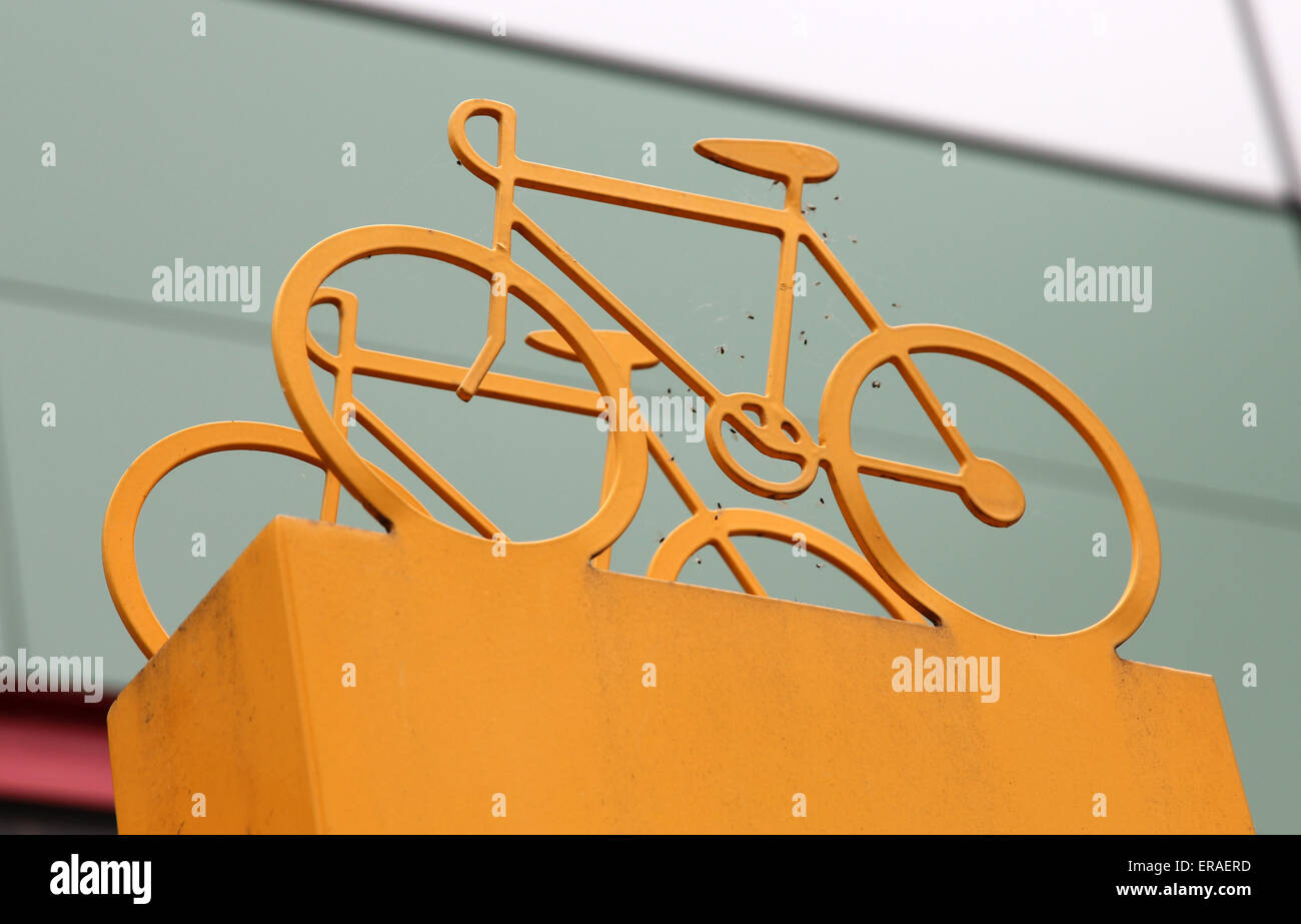 Voie cyclable et symbole parking Łódź Manufaktura Pologne Banque D'Images