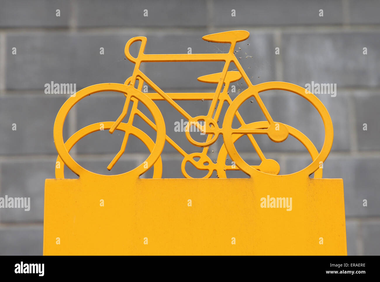 Voie cyclable et symbole parking Łódź Manufaktura Pologne Banque D'Images