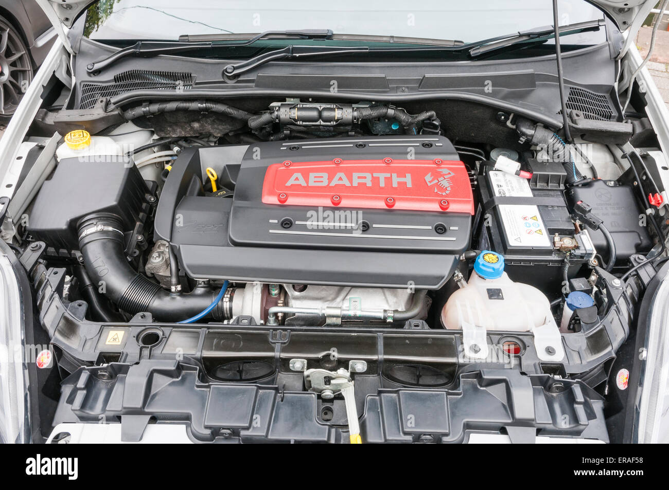 La baie moteur d'une Fiat 500 Abarth Photo Stock - Alamy