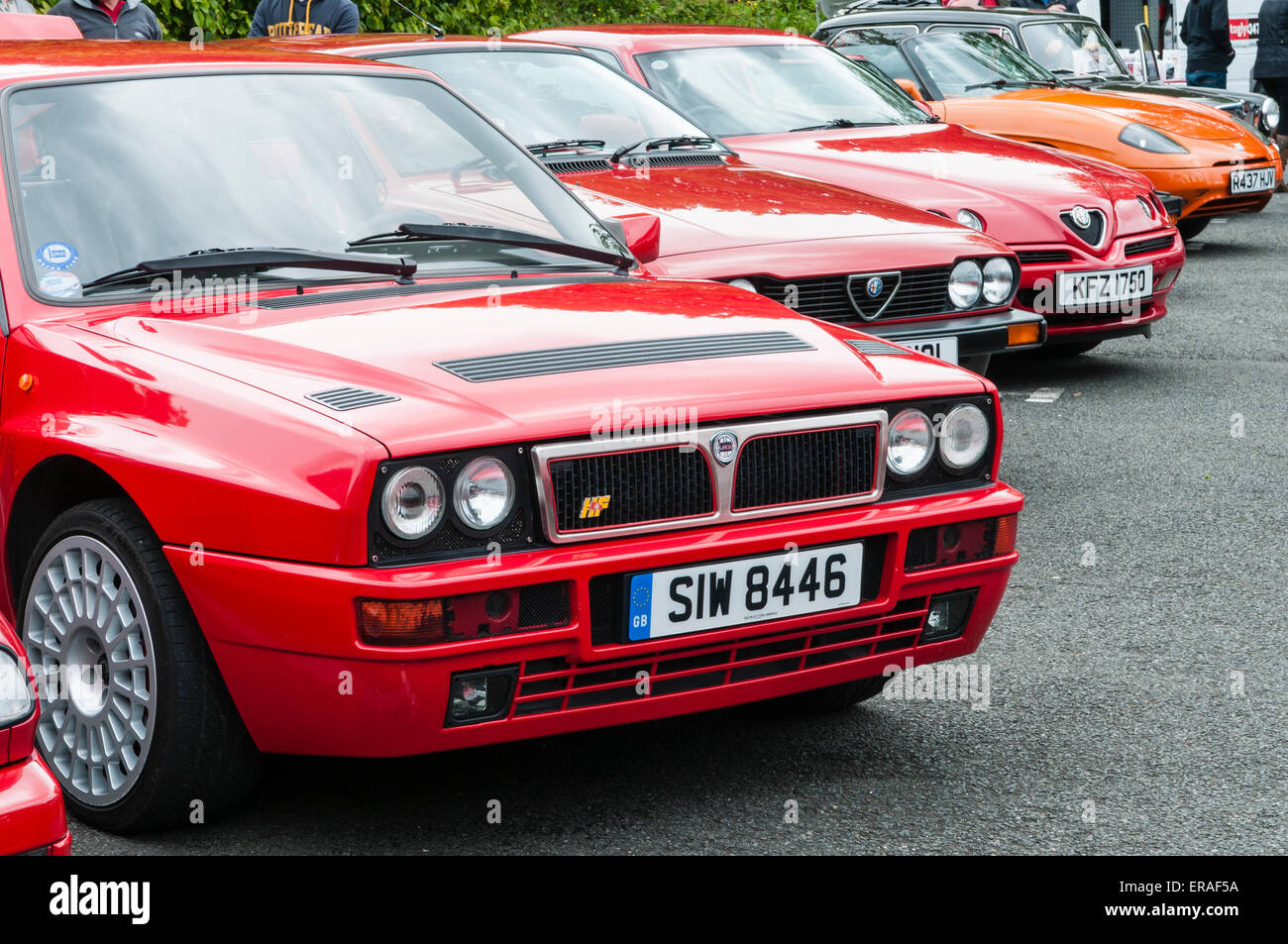 Rangée de voitures classiques italiens, y compris Ford, Alpha Romeo, et Fiat. Banque D'Images