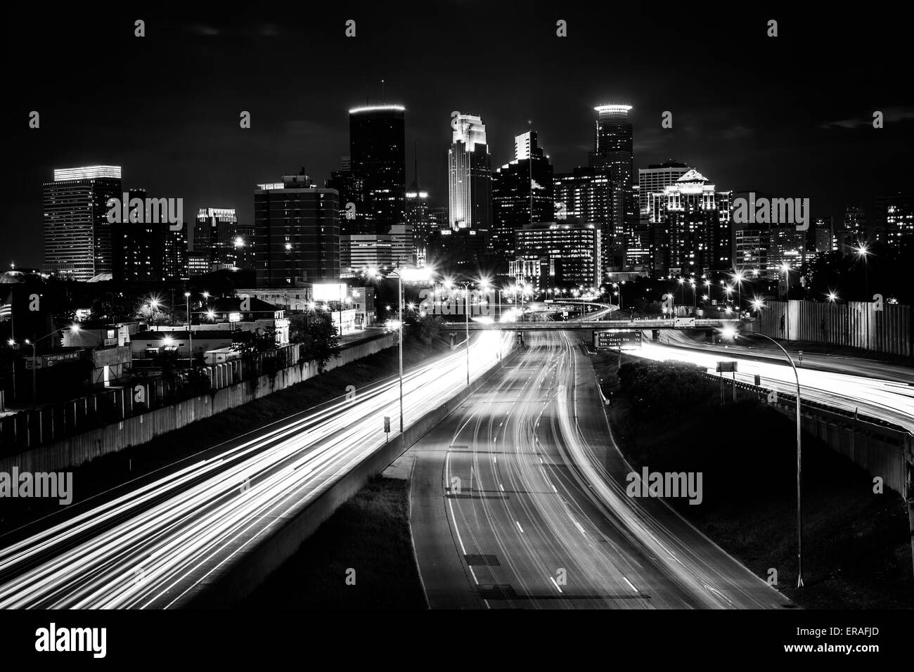 J-35 et la skyline at night, vu depuis le 24e rue Pont piétonnier, à Minneapolis, au Minnesota. Banque D'Images