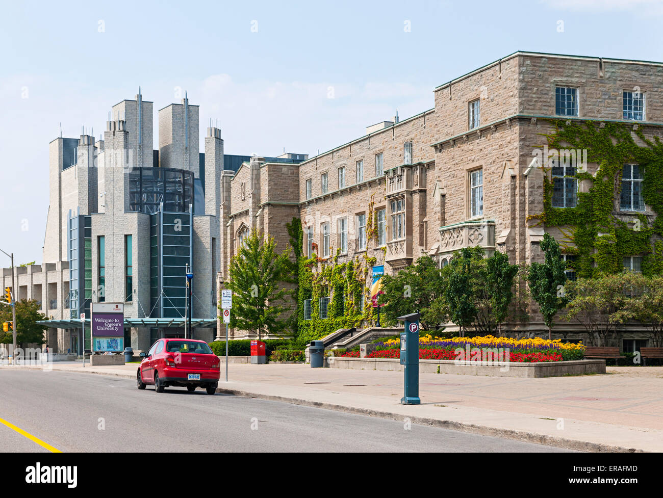 KINGSTON, CANADA - 2 août 2014 : Union Street avec bibliothèque Stauffer moderne et historique bâtiments Memorial Union des étudiants sur Q Banque D'Images