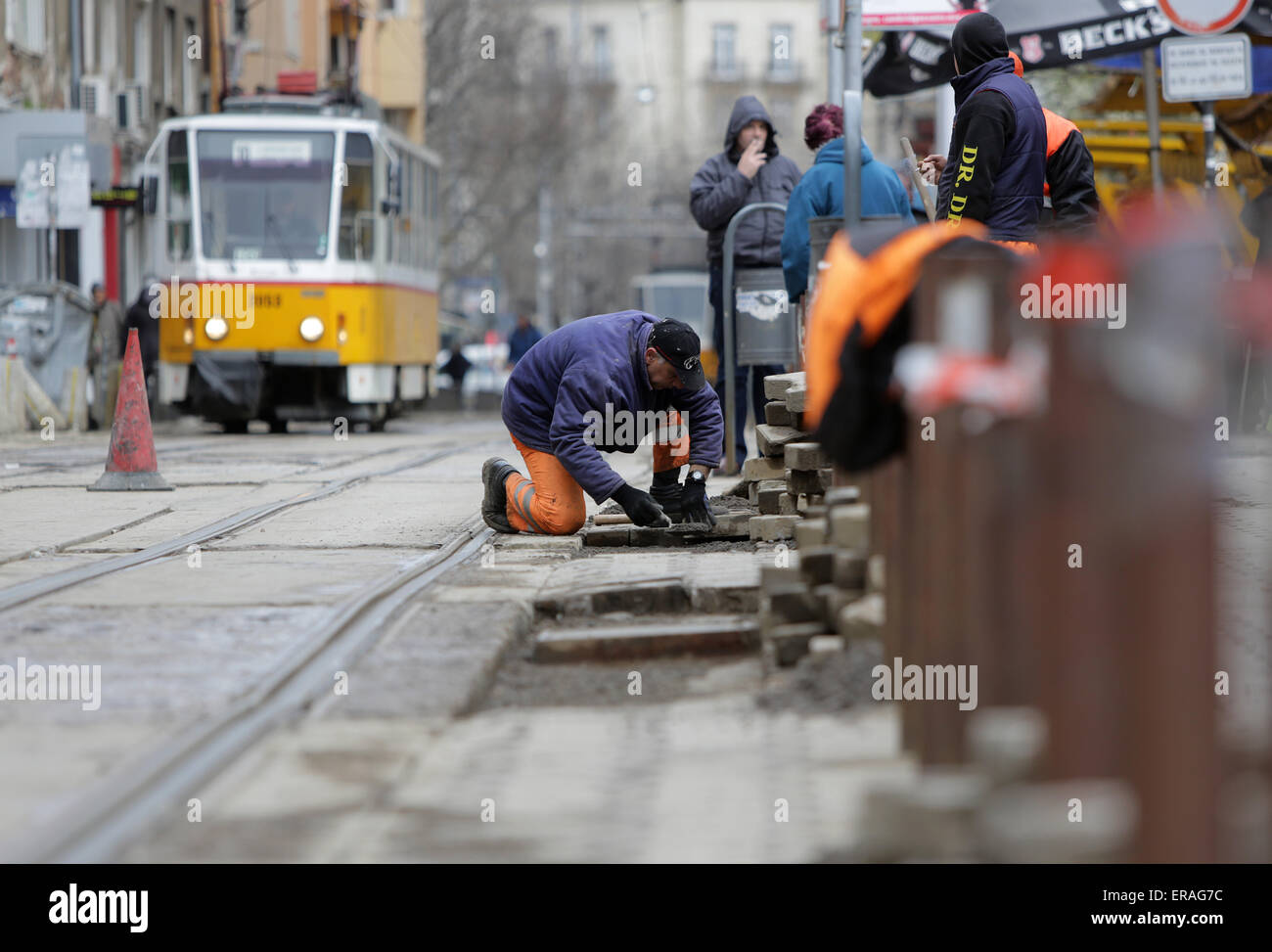Sofia, Bulgarie - 7 Avril, 2015 : Tram ouvriers réparent les voies de tram sur la route de tramway. Banque D'Images