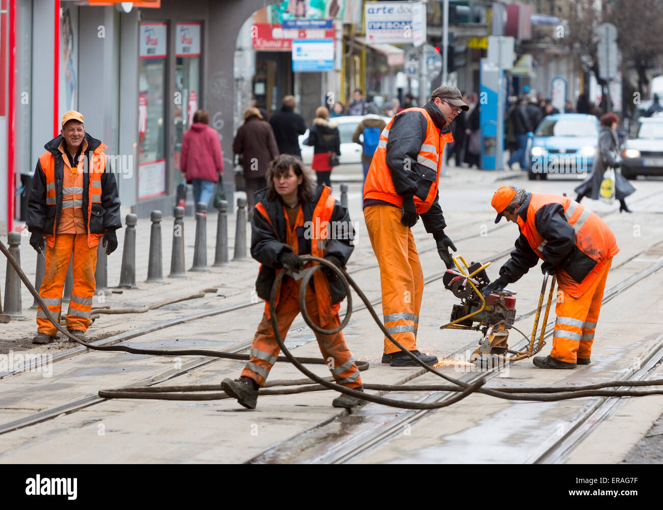 Sofia, Bulgarie - 7 Avril, 2015 : Tram ouvriers réparent les voies de tram sur la route de tramway. Banque D'Images