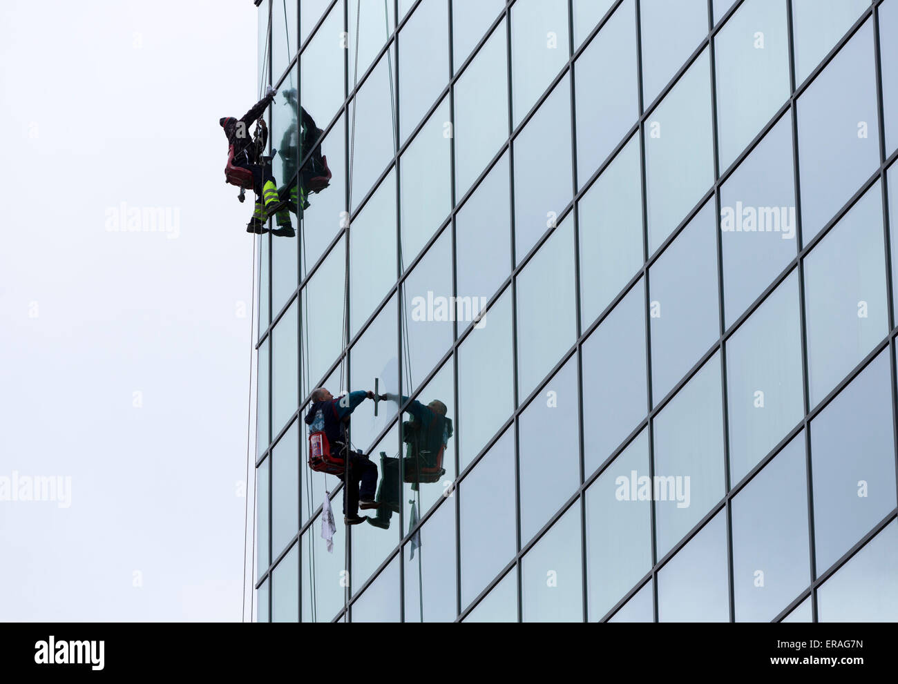 Sofia, Bulgarie - 7 Avril 2015 : les travailleurs de l'assainissement sont le nettoyage de la façade en verre d'un hôtel dans le centre de Sofia. Banque D'Images