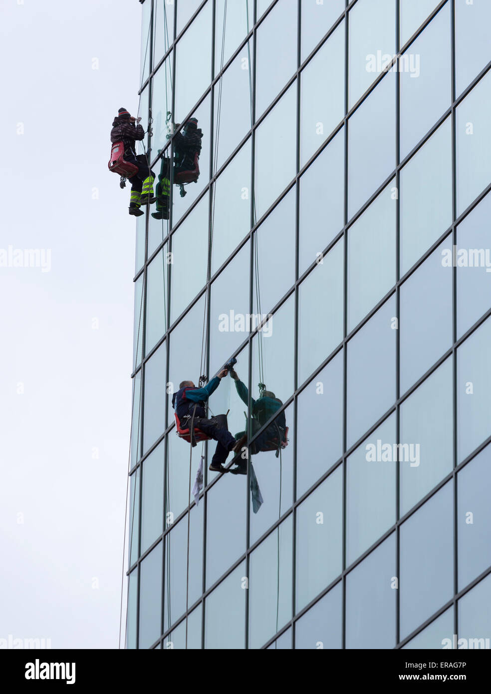 Sofia, Bulgarie - 7 Avril 2015 : les travailleurs de l'assainissement sont le nettoyage de la façade en verre d'un hôtel dans le centre de Sofia. Banque D'Images