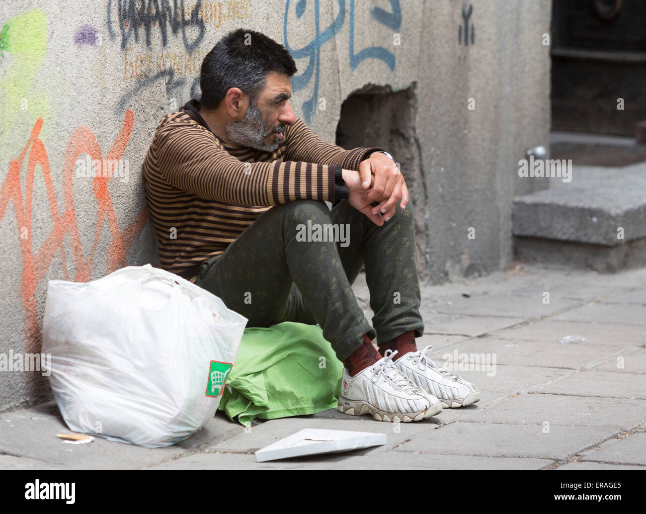Skopje, Macédoine - 14 mai 2015 : un sans-abri est mendiant mendier dans une rue animée dans le centre de Skopje. La Macédoine est toujours l'un Banque D'Images