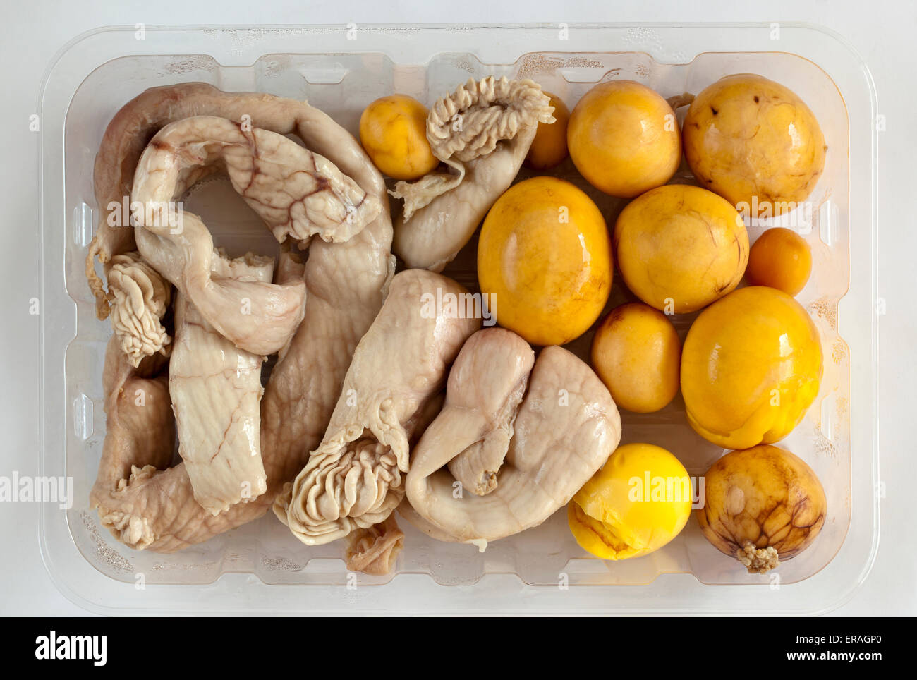 Œuf de poule chinois et de l'utérus pack d'ingrédients en vente au supermarché en Thaïlande Banque D'Images