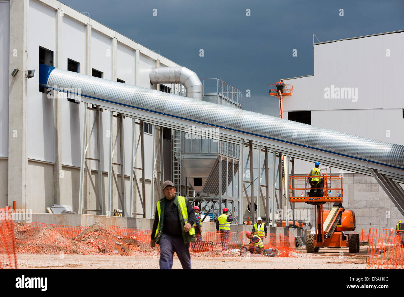 Sofia, Bulgarie - 29 mai 2015 : Les travailleurs sont en train de finaliser la construction de la deuxième usine de Sofia des déchets (déchets organiques, l'usine n'as Banque D'Images