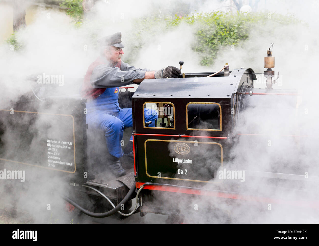 Vienne, Autriche - 2 mai 2015 : les touristes et un conducteur de train de prendre sur le soi-disant Liliputbahn. Une jauge light railway en t Banque D'Images