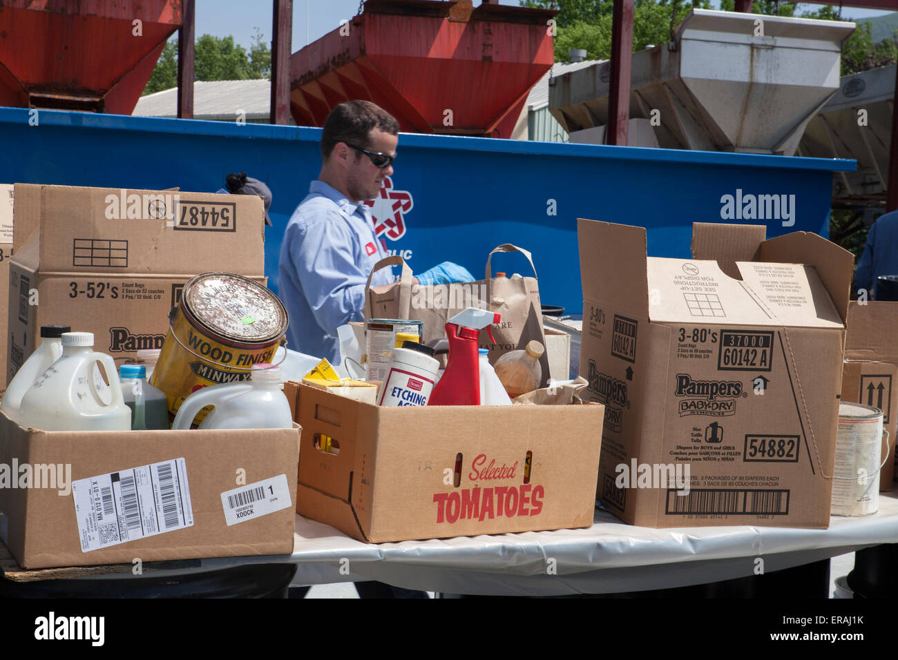 C'est le jour de la collecte des déchets dangereux dans la petite ville du Massachusetts d'Adams. Banque D'Images