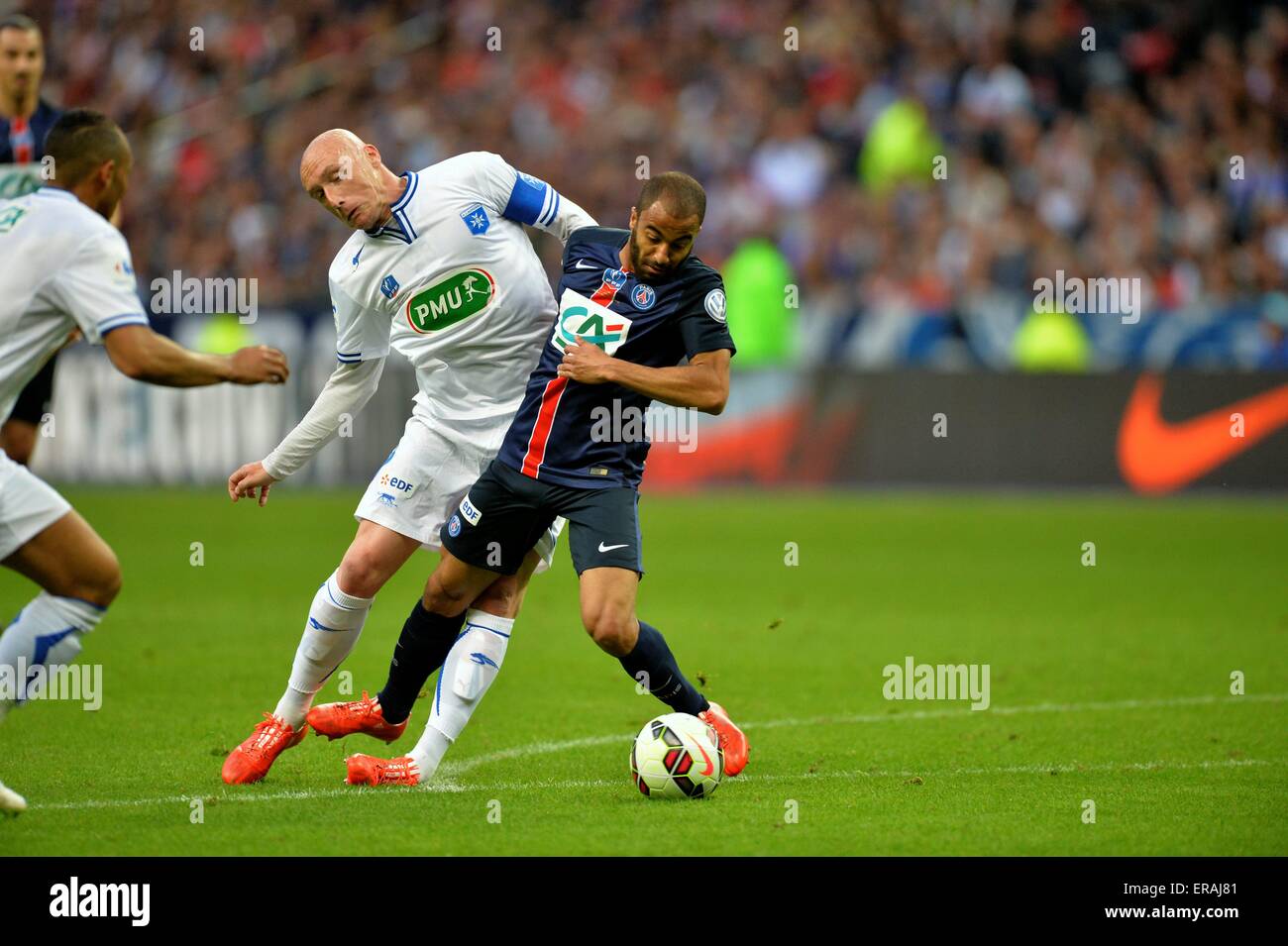 Stade de France, Paris, France. 30 mai, 2015. Finale Coupe de France Football. Auxerre et Paris St Germain. Lucas (PSG) et Sébastien Puygrenier (AJA) © Plus Sport Action/Alamy Live News Banque D'Images