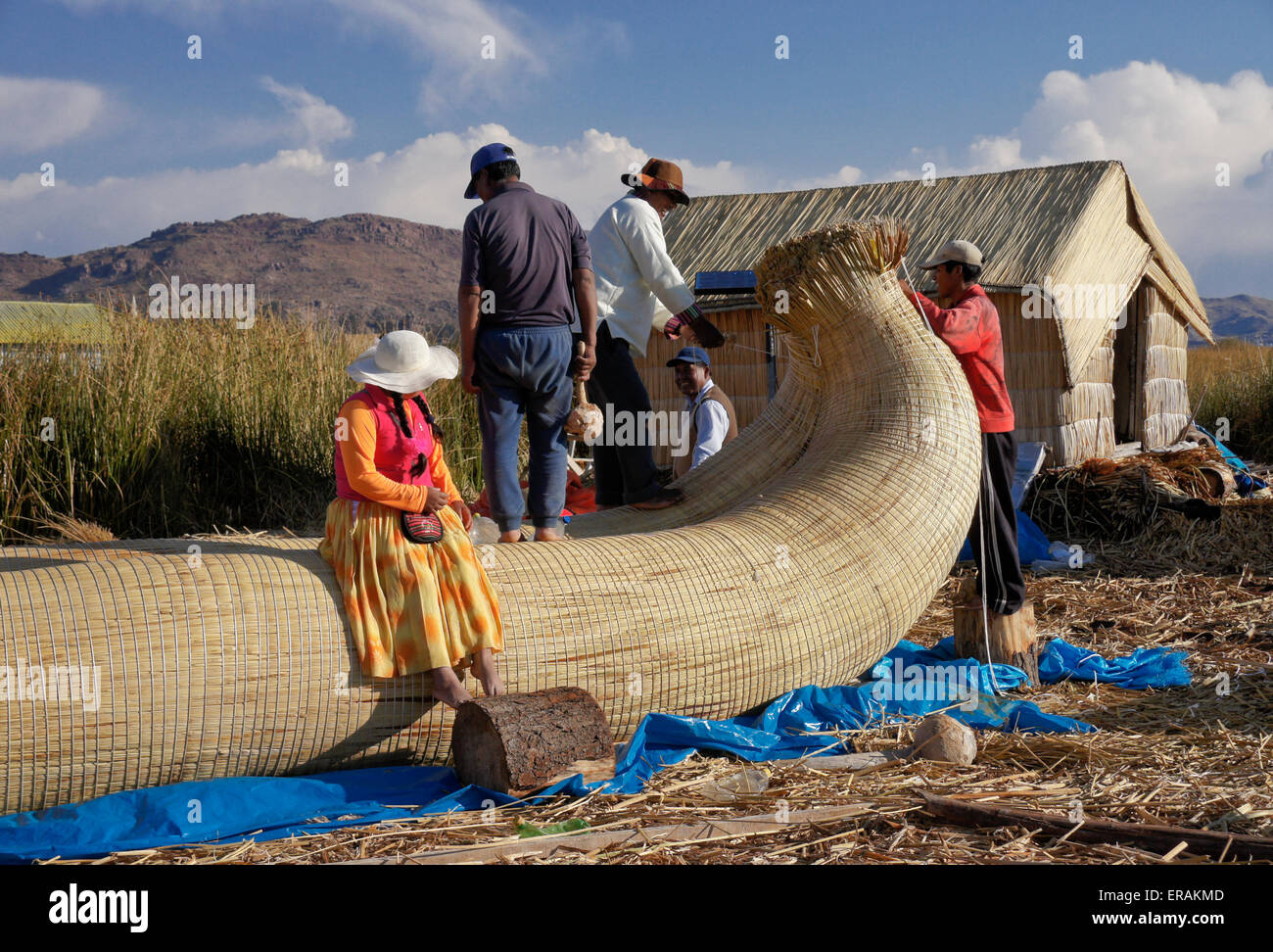 Construction des indiens Uros bateau de roseaux tortora sur île flottante du Lac Titicaca, Puno, Pérou Banque D'Images
