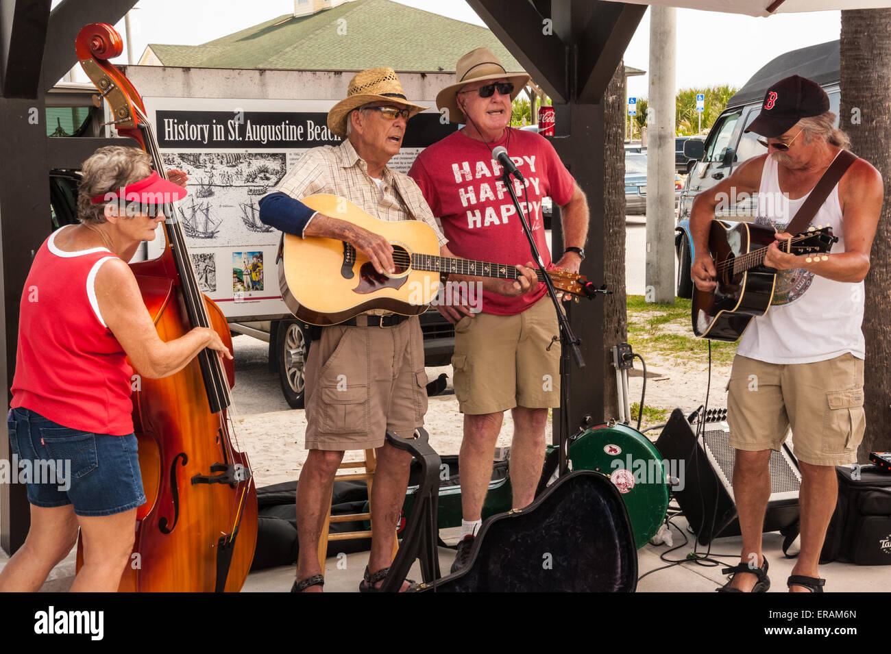 Musiciens concerts au marché Mercredi, une piscine en plein air, les arts, l'artisanat et marché de fruits et légumes à la jetée de saint Augustin. USA Banque D'Images