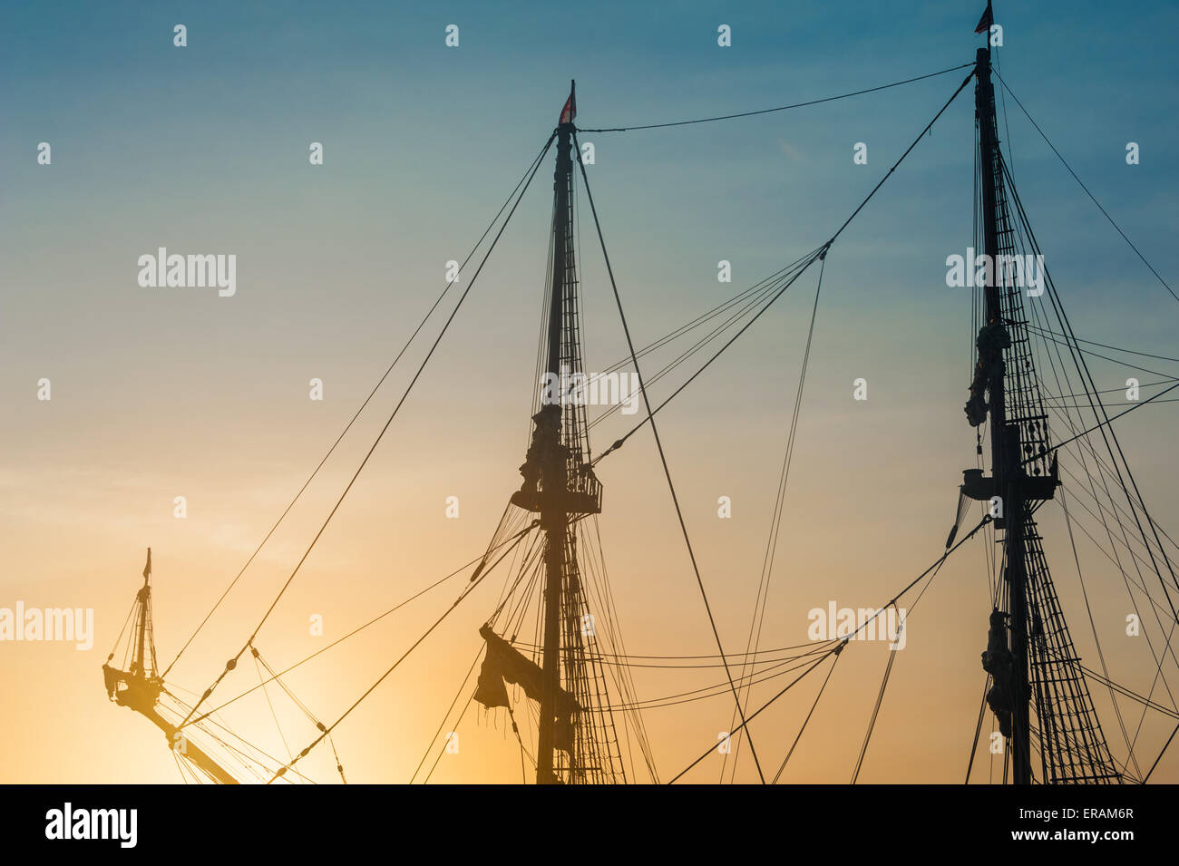 Silhouette d'un bateau de pirate contre un ciel coloré lever du soleil. Banque D'Images