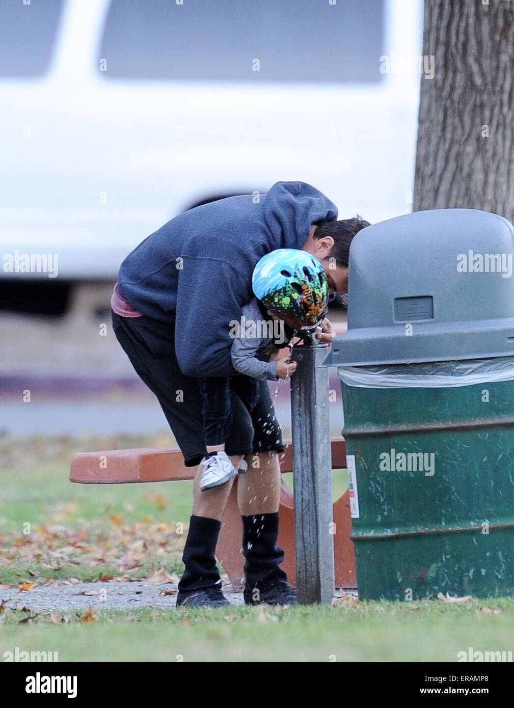 Josh Duhamel reçoit une visite surprenante par son fils Axel et a passé du temps de qualité entre les prises sur le tournage de son nouveau spectacle 'Battle Creek' de filmer à un parc à Highland Park, CA. L'acteur et son fils a pris un petit tour à vélo autour de set et a également joué à cache-cache. En vedette : Josh Duhamel,Axel Où : Highland Park, California, United States Quand : 25 novembre 2014 Crédit : Cousart JFXimages/WENN.com/ Banque D'Images