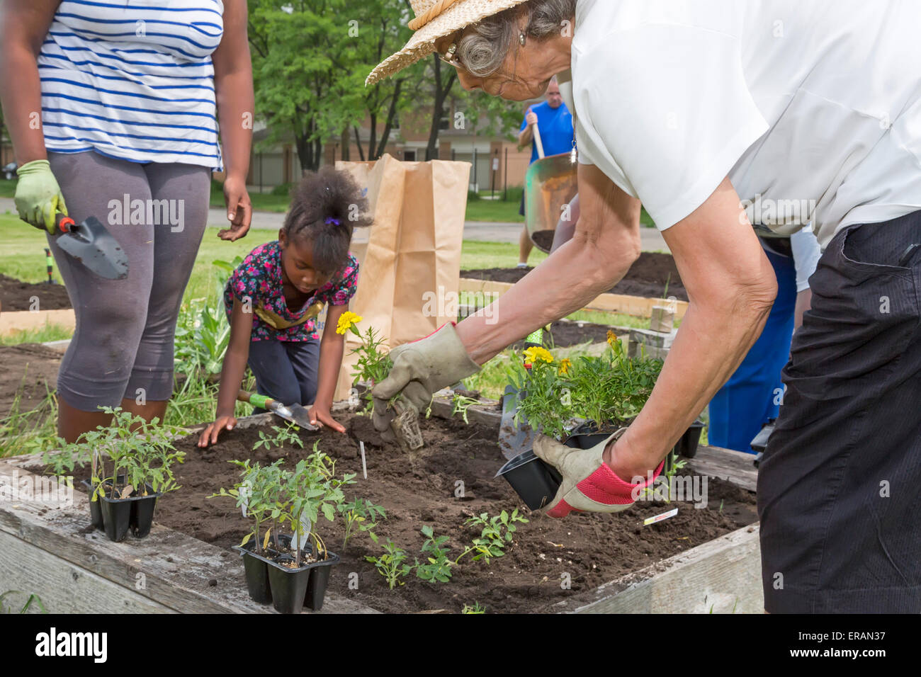 Detroit, Michigan - Les membres de l'église presbytérienne St. John's plante un jardin communautaire. Banque D'Images