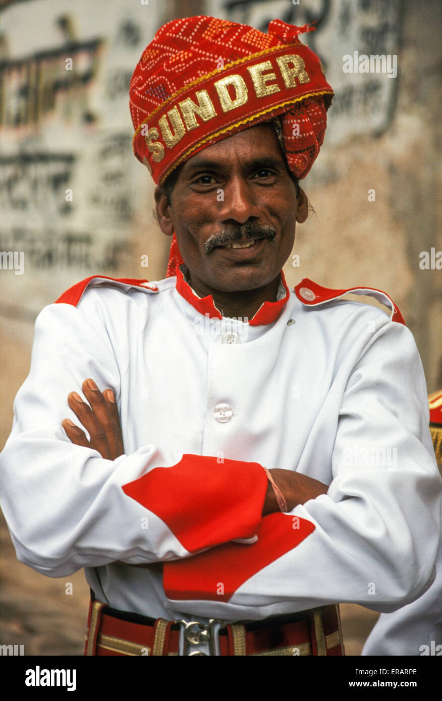 Un membre de la fanfare de la ville de préparer pour le festival de Gangaur cortège, Jaipur, Rajasthan, Inde Banque D'Images