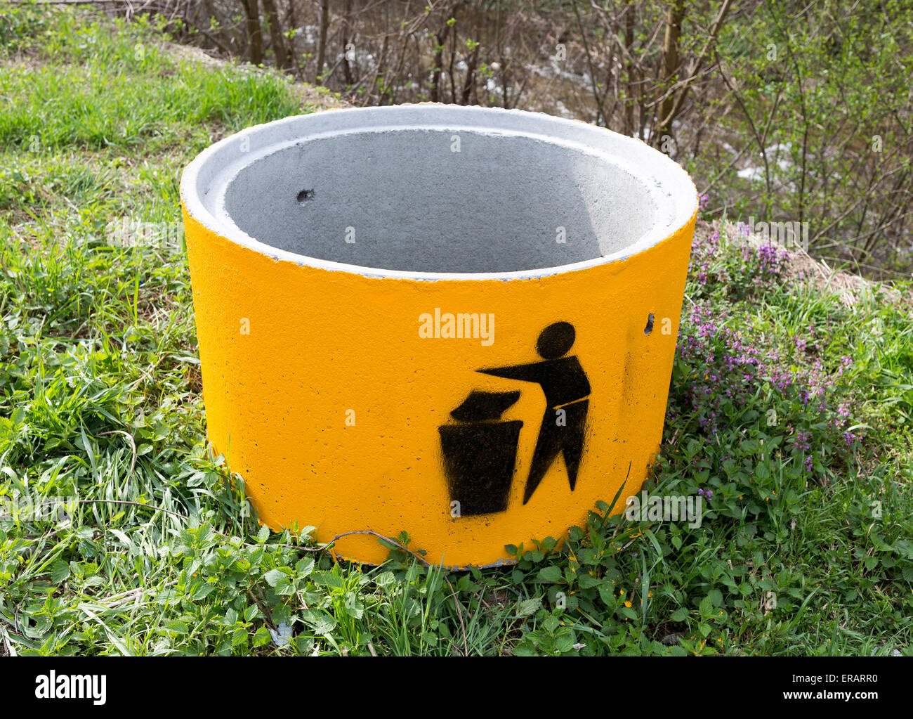 Les poubelles en béton sont installés près de la route. Banque D'Images