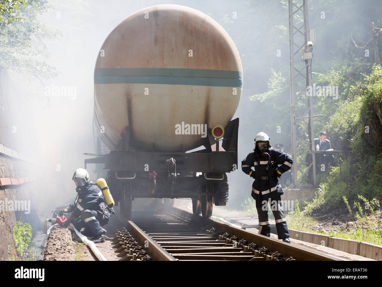 Sofia, Bulgarie - le 19 mai 2015 : Les pompiers sont des réservoirs de produits chimiques d'extinction train fret près de Sofia. Des équipes de pompiers Banque D'Images