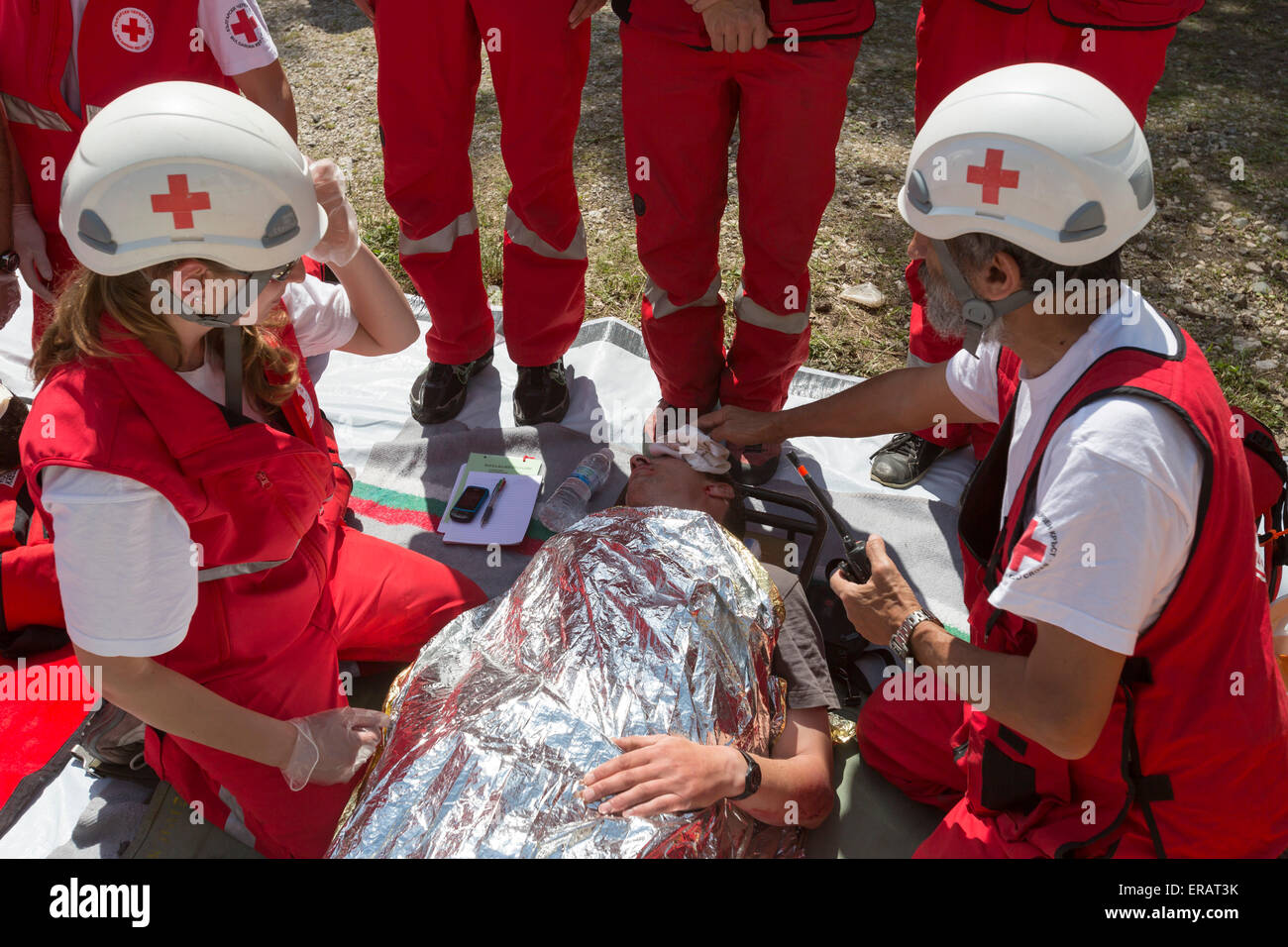 Sofia, Bulgarie - le 19 mai 2015 : Des bénévoles de la Croix Rouge bulgare organisation participent à une formation avec Fire depar Banque D'Images