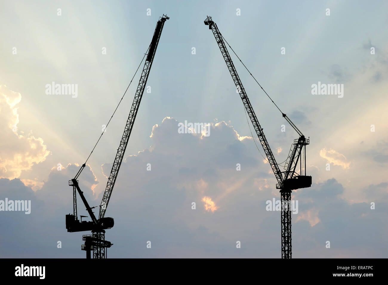 Silhouette de grue de construction avec de belles sunbeam background Banque D'Images