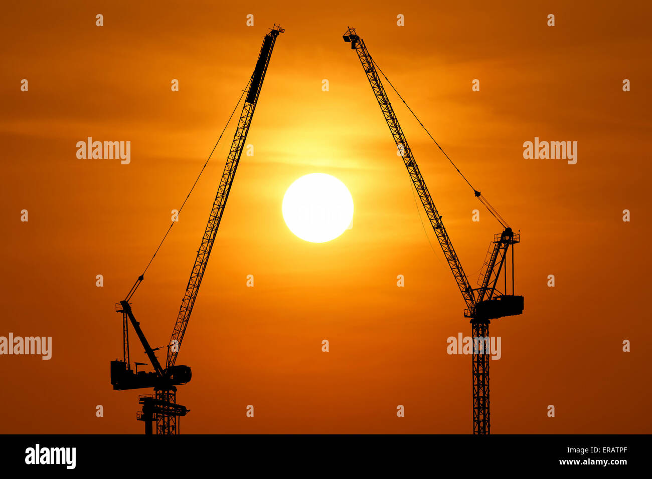 Silhouette de grue de construction avec de beaux fond coucher de soleil Banque D'Images