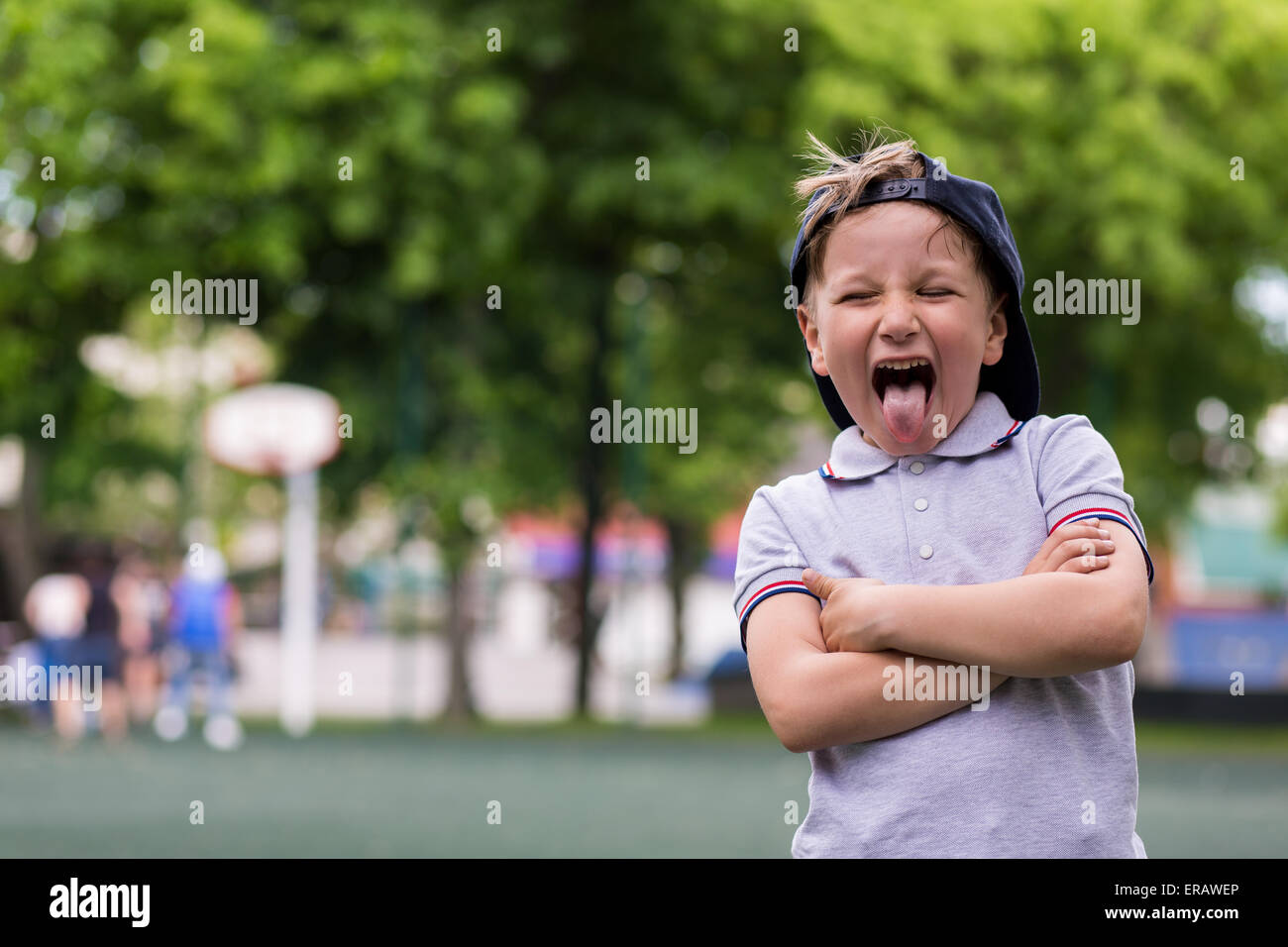 Young happy little boy smiling salut quelqu'un dans le parc Banque D'Images