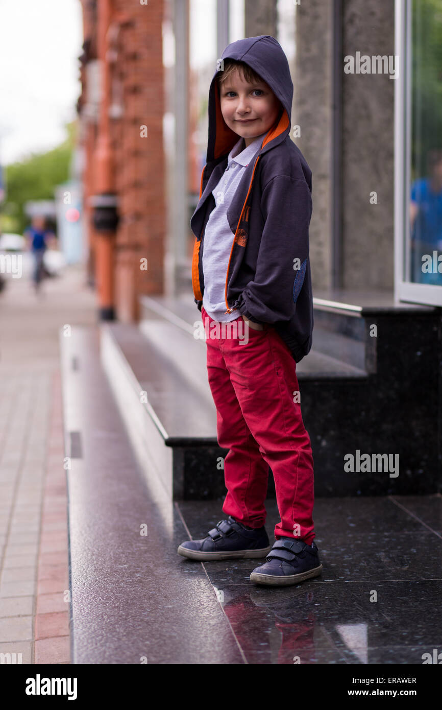 Bebe Garcon Elegant S Amusant A L Exterieur Cute Happy Boy Enfant Exterieur Adorable Petit Garcon Elegant Dans Un Style Urbain Dans La Ville Heureux Ch Photo Stock Alamy Bebe Garcon Elegant S Amusant A L Exterieur Cute Happy Boy Enfant Exterieur Adorable Petit Garcon Elegant Dans Un Style Urbain Dans La Ville Heureux Ch Photo Stock Alamy