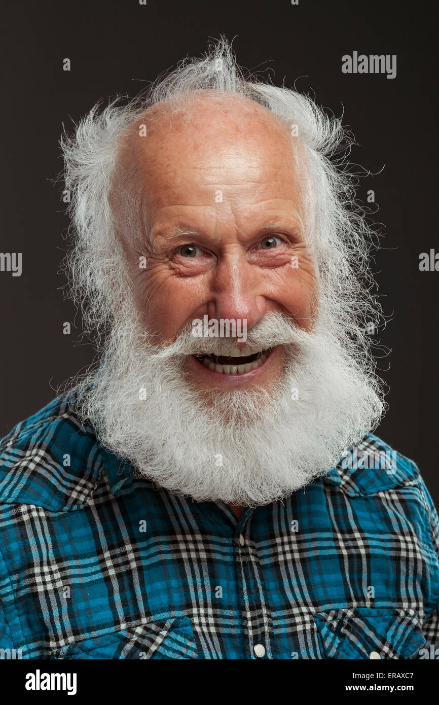 Vieil homme avec une longue barbe avec un grand sourire sur un fond blanc Banque D'Images