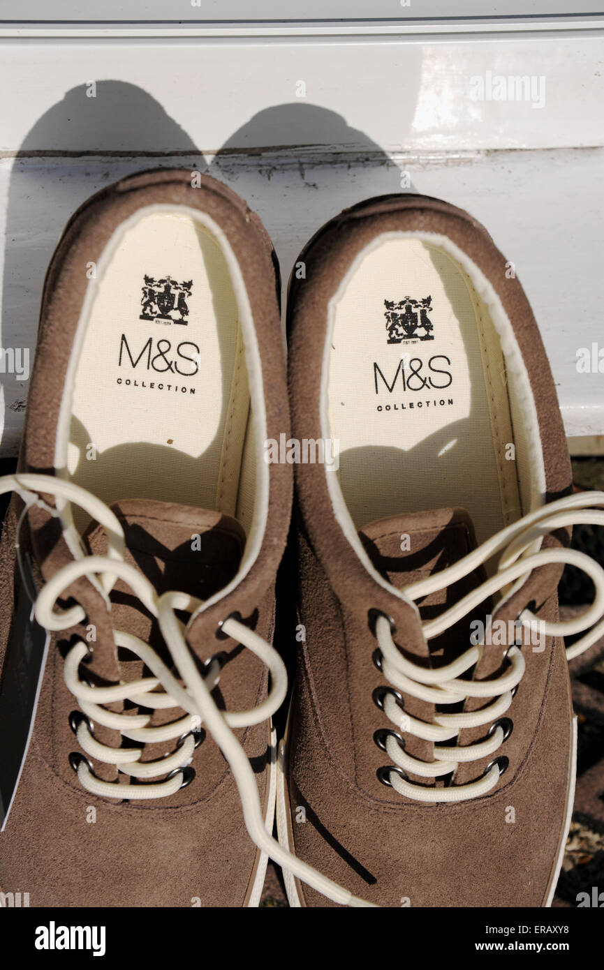 Mens dentelle fashion chaussures d'été à partir de la M&S departmet Marks &  Spencer store FRANCE Photo Stock - Alamy