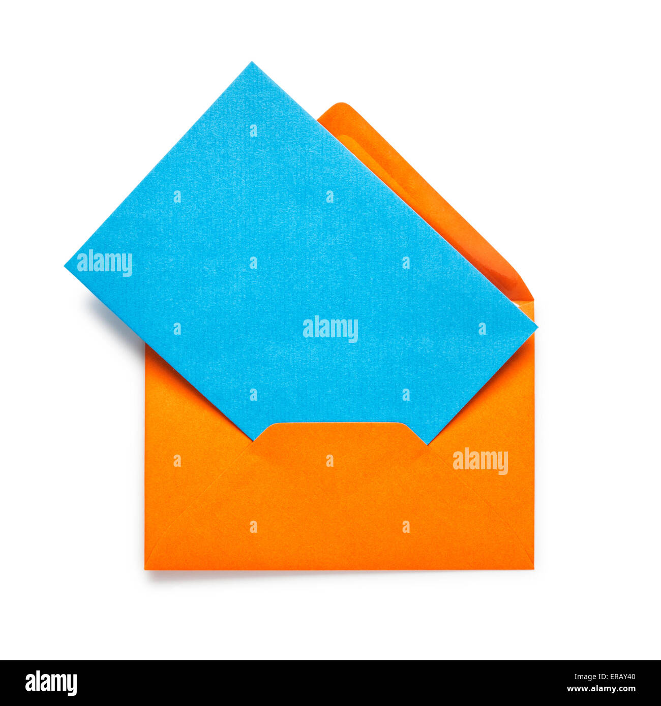 Enveloppe avec Carte Bleu Orange isolé sur fond blanc. Objet Avec clipping path Banque D'Images